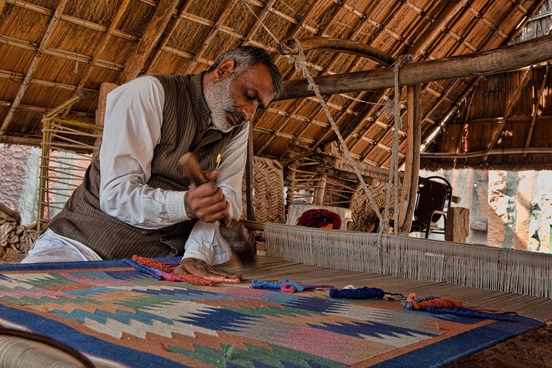 505 - DARI WEAVER OF RAJASTHAN - PAUL KUNTAL - india.jpg